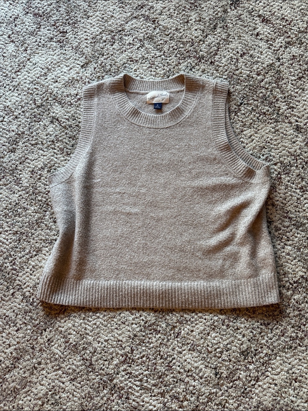 UNIVERSAL THREAD— Sweaters vest